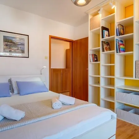 In With Terrace, Air Condition, Wifi, Dishwasher Apartman