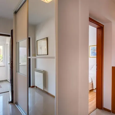 Apartman In With Terrace, Air Condition, Wifi, Dishwasher